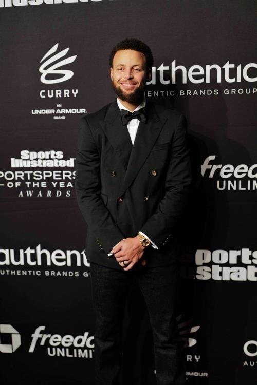 穿上一身帅气西装！库里拍摄杂志写真 雪茄配美酒雅痞风拉满