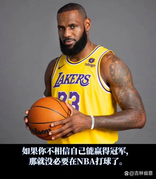 记者:詹姆斯在替补席上坐立不安 他向空中抛球暂停时还起来运球