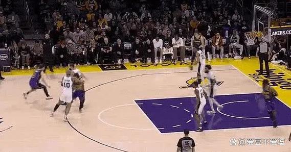 八村欧洲步上篮打成2+1 布朗尼里夫斯将其拉起 詹姆斯和其击掌