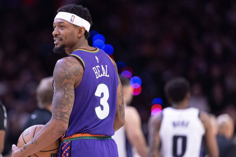 比尔:上半场太阳得到了太多三分出手机会 我们努力去限制他们