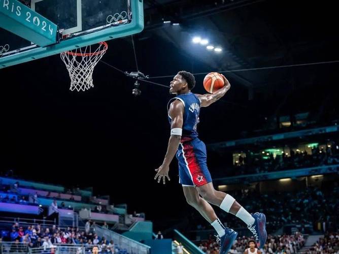 次节2次出手拿1分！爱德华兹半场11中6&三分5中2拿到15分3板3助