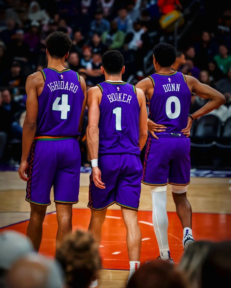 布克:我是队里老新秀了 看今年的菜鸟搞怪玩小把戏很有意思