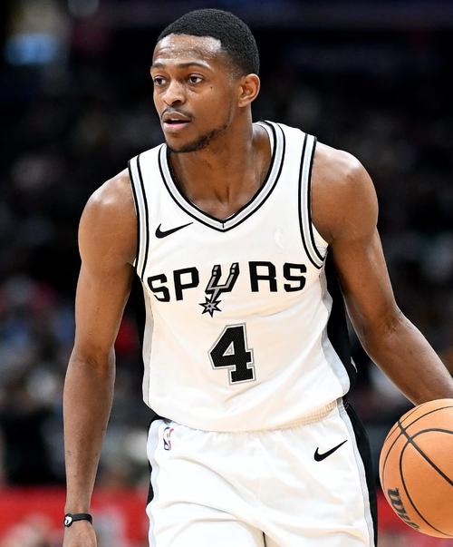 福克斯谈首秀:就是努力打球 球队6胜2负&我不想打乱他们的节奏