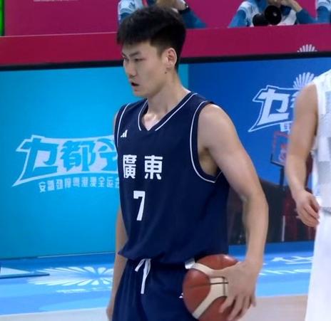 最强二轮秀！媒体人：当年腿部骨折 王睿泽单腿坚持练习三分投射