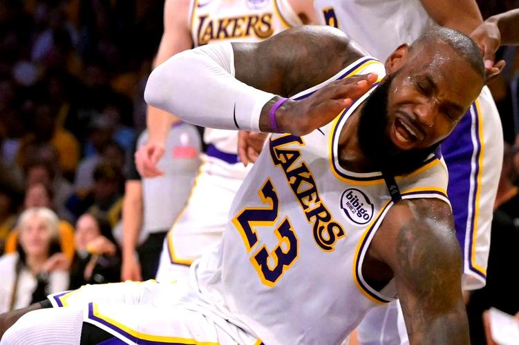 快速追2分！爱德华兹变向突破双手飞扣 森林狼追到差1分！