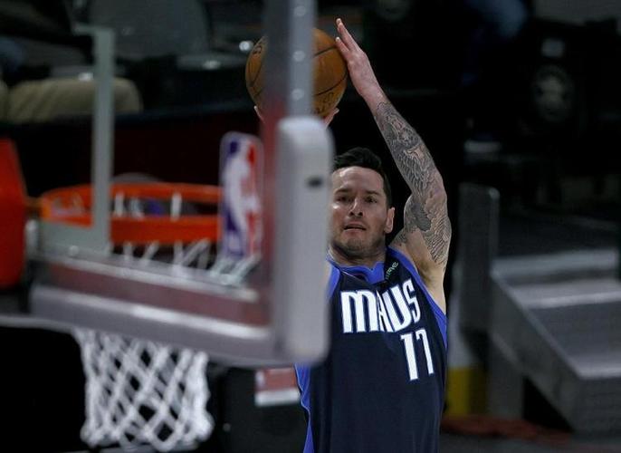 💣两眼不看窗外雷！东契奇和雷迪克在场边专注研究场上形势！